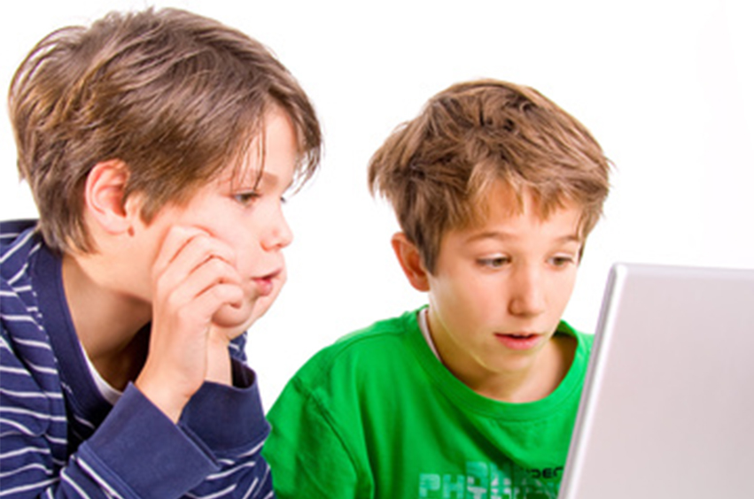 Computerkurse für Kinder und Jugendliche zwei kinder vor dem laptop